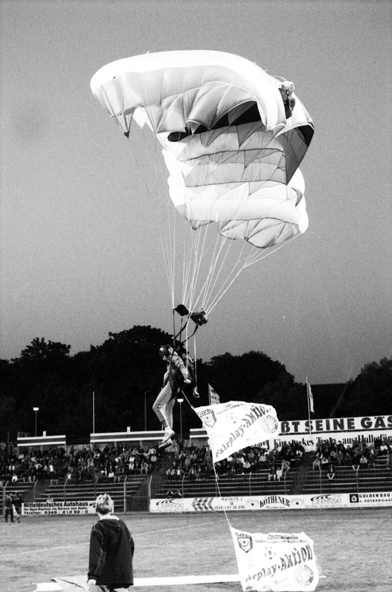Fallschirmspringer landen im Kurt-Wabbel-Stadion.