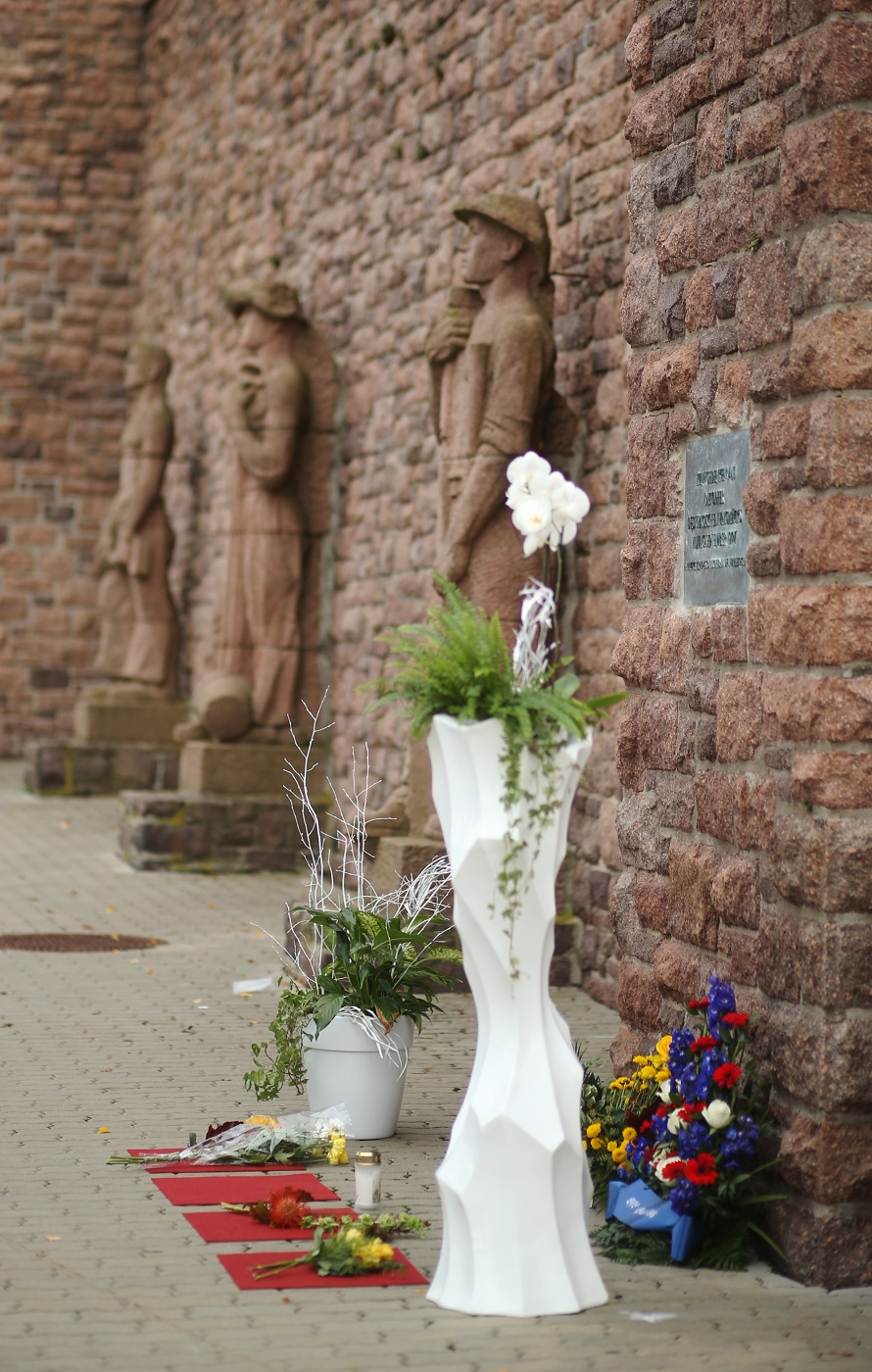 Zum Gedenktag legten Betroffene Blumensträuße an der Gedenktafel am Erdgas Sportpark in Halle nieder. (Foto: Uwe Köhn)